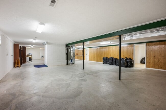 Building Photo - Executive Rental