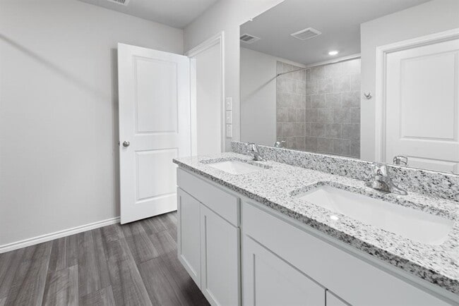 Building Photo - 2517 River Wy Dr