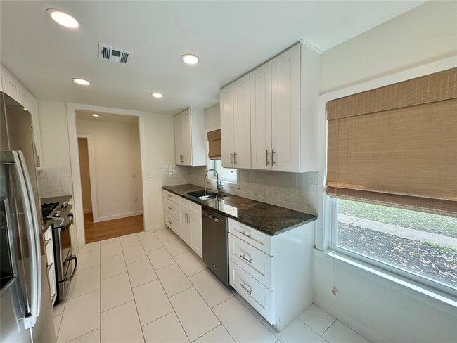 Building Photo - 1304 Hillcrest Dr