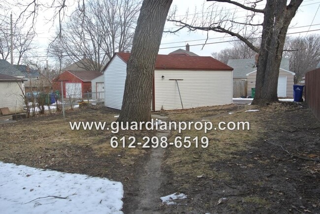 Building Photo - House in Midway Available August 1, Hardwo...