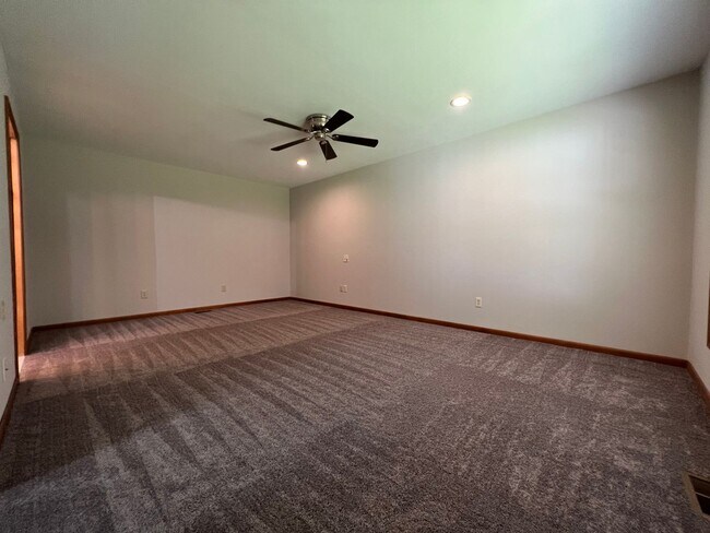 Building Photo - 805 Gardenview Dr