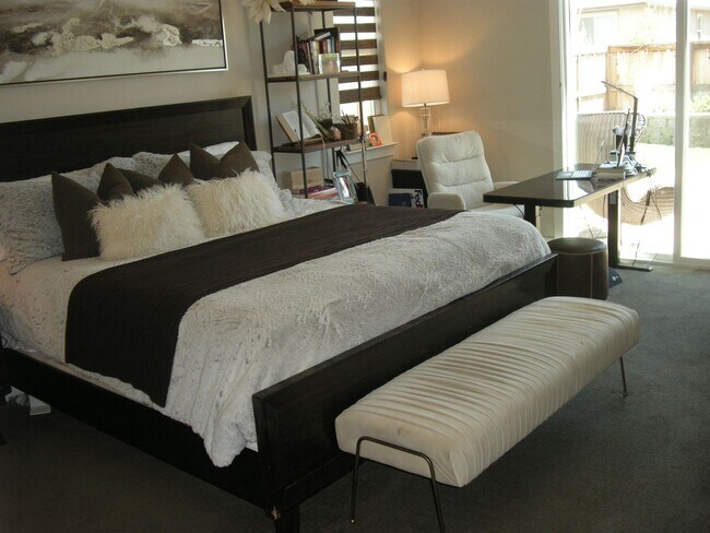 Building Photo - Fully Furnished Four Bedroom, Three Bath H...