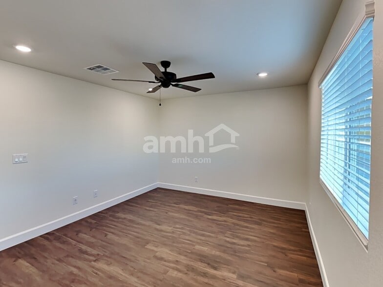 Building Photo - 556 Topiary Pk Ave