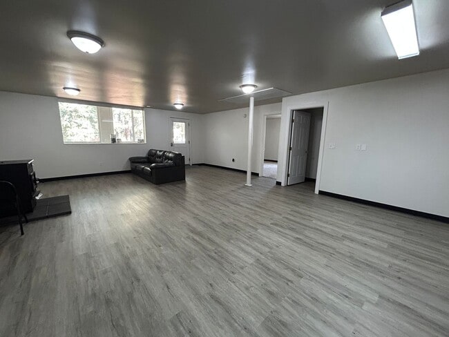 Building Photo - RURAL Single family home!!