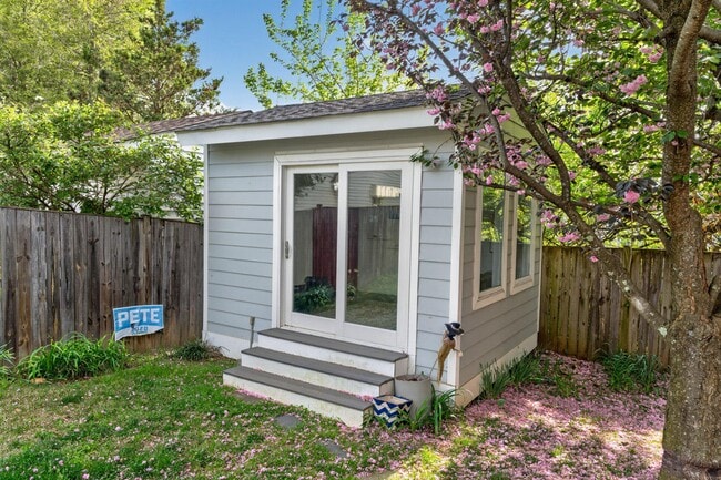 Building Photo - 2015 N Woodstock St