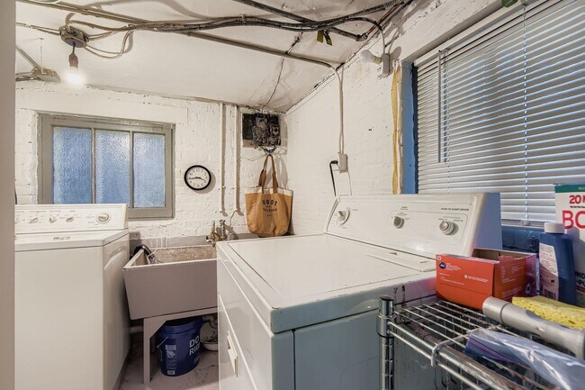 Building Photo - 6712 N Maplewood Ave