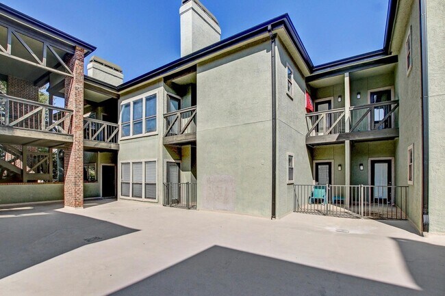 Building Photo - 807 W 25th St