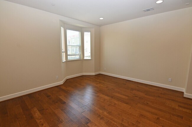 Building Photo - Tralee Village-Tri-Level Townhome, Modern Finished, Community Amenties (580 & Hopyard)