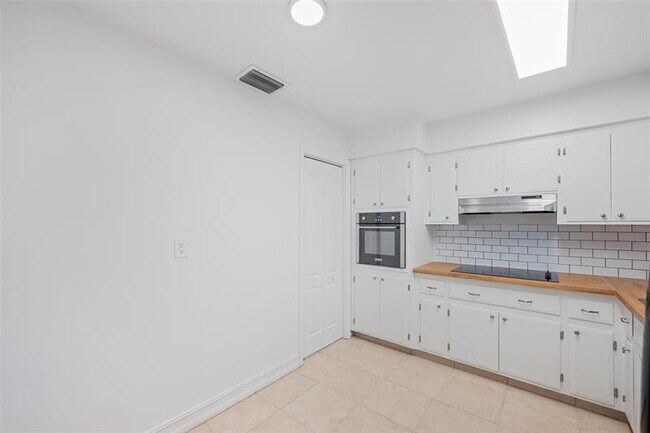 Building Photo - 7701 NW 15th Ct