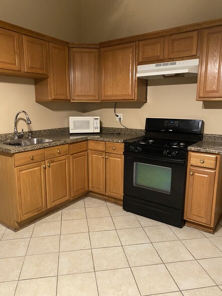 Building Photo - 1800 W 21st Plz