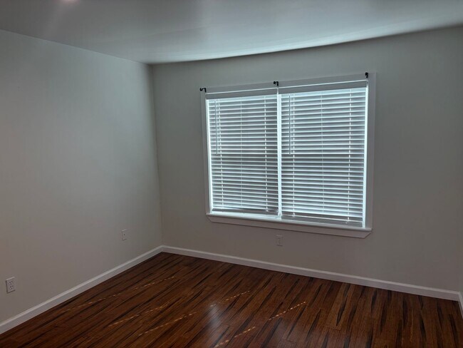 Building Photo - Well Maintained 2nd Floor Condo Now Available in Northridge Estates