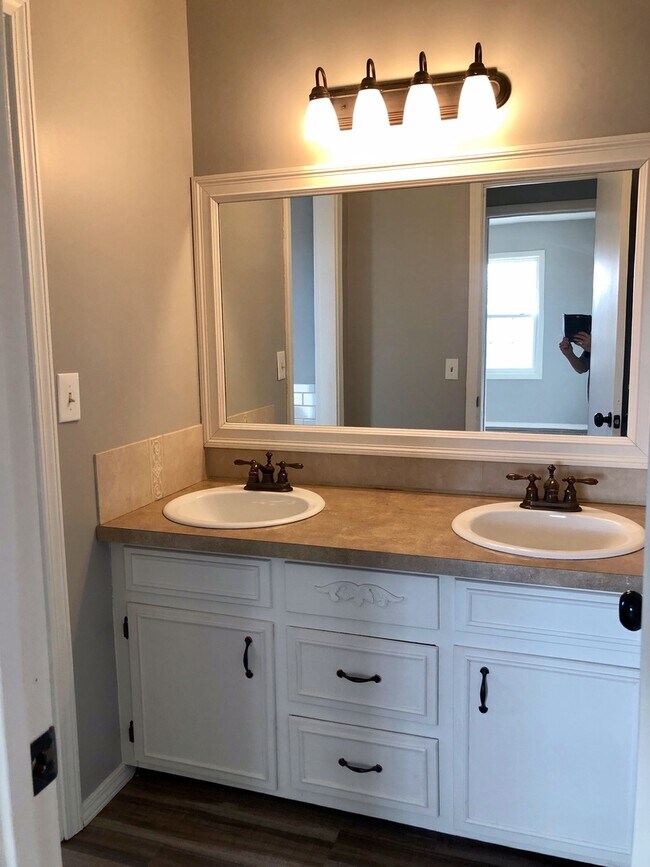 Building Photo - Beautiful  4 bedroom Remodeled Home in Ravenwood  Springfield MO