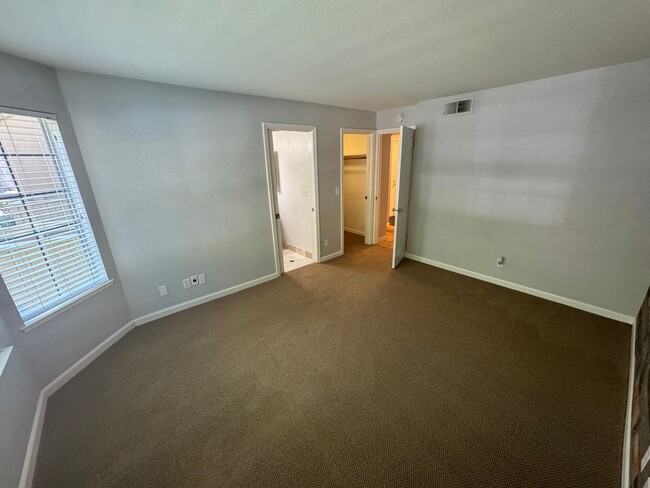 Building Photo - Three bedroom | Two bathroom | Midtown condo