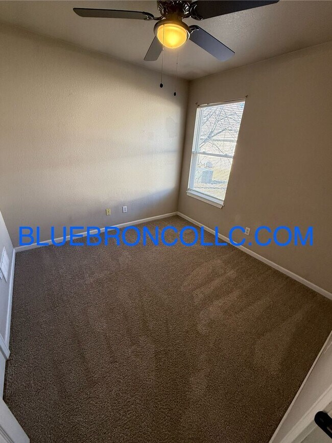 Building Photo - 117-121 SE Rock Garden Ln