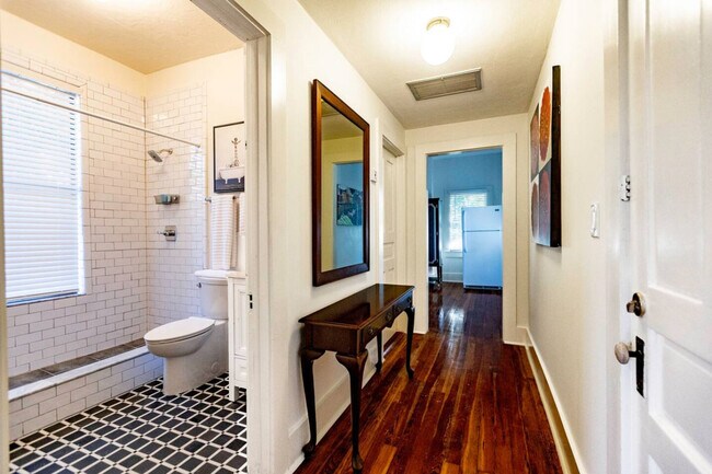 Building Photo - 205 SE 7th St