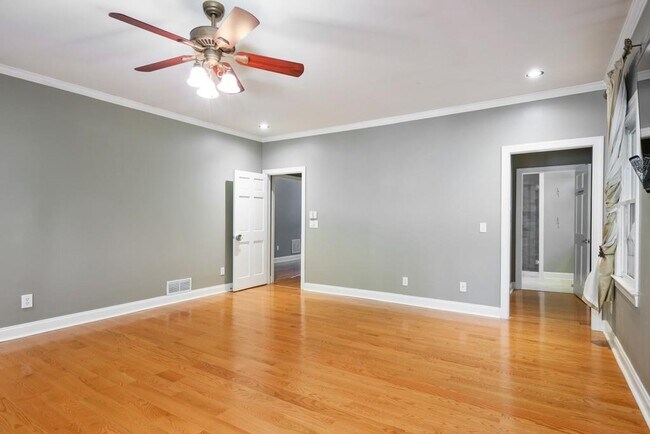 Building Photo - 4878 Long Island Dr NE