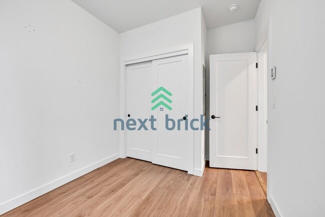 Building Photo - Charming 2-Bed, 2-Bath Townhouse Retreat in Seattle's Vibrant Heart – 1100 Sq Ft of Modern Living!