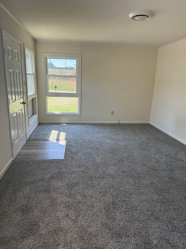 Building Photo - Adorable Duplex with New Flooring! - Lawncare Included!
