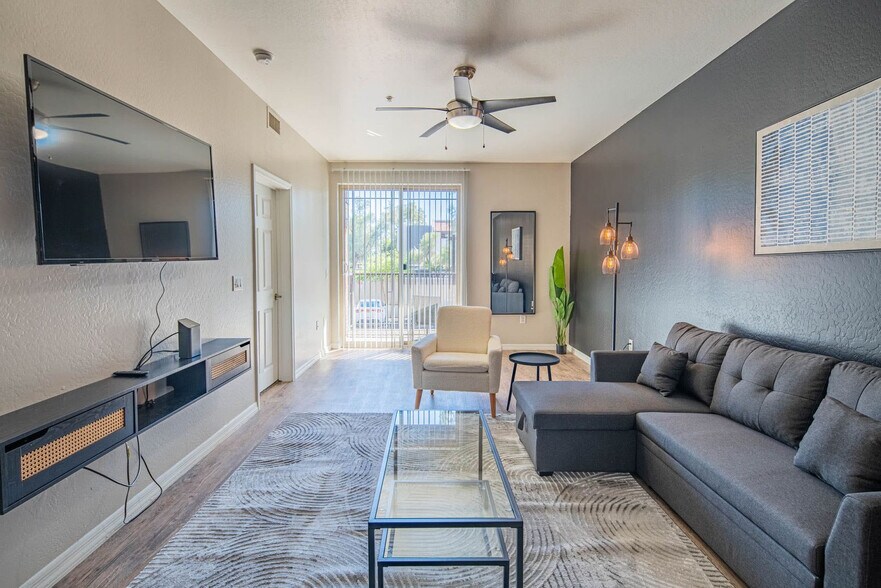 Primary Photo - 1275 E University Dr