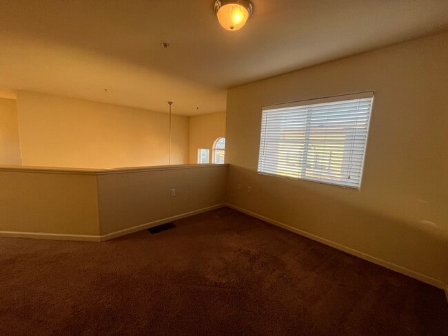 Building Photo - Spacious 2 bed 2 bath condo available in N...