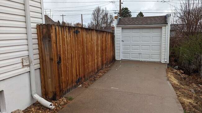 Building Photo - SUPER CUTE 2 or 3 BEDROOM HOME + GARAGE IN QUIET EDGEWATER NEIGHBORHOOD!