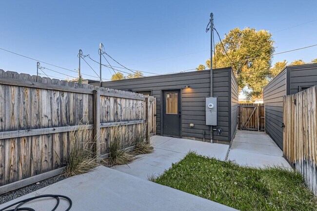 Building Photo - Stunning 3-Bedroom, 3.5-Bathroom Townhouse...