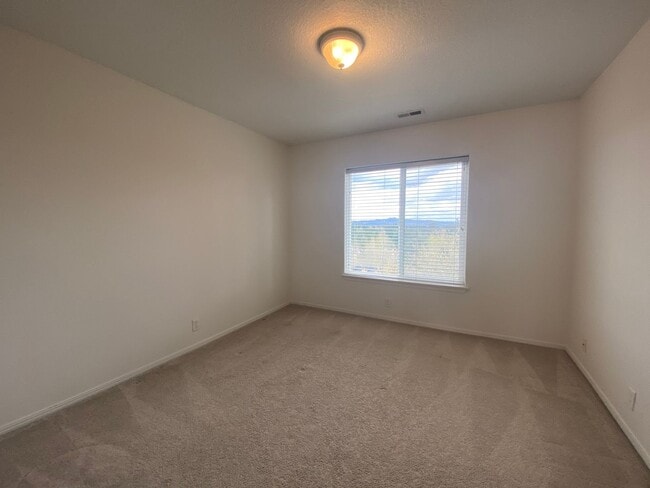 Building Photo - Beautifully Updated Townhouse with New Car...