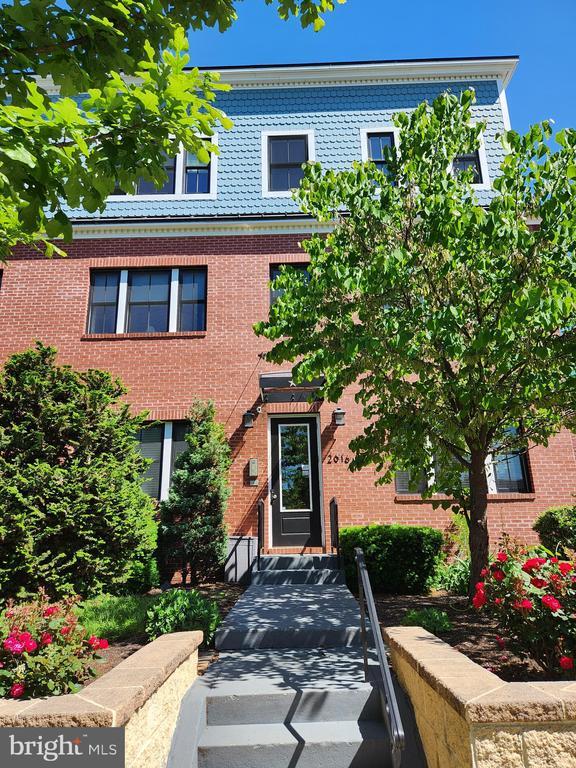 Building Photo - 2016 D St NE