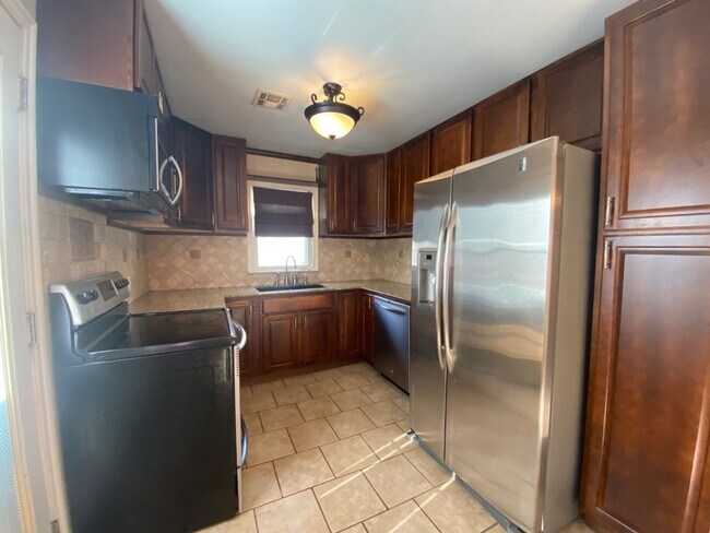 Building Photo - Close to Brookside & Riverparks!!
