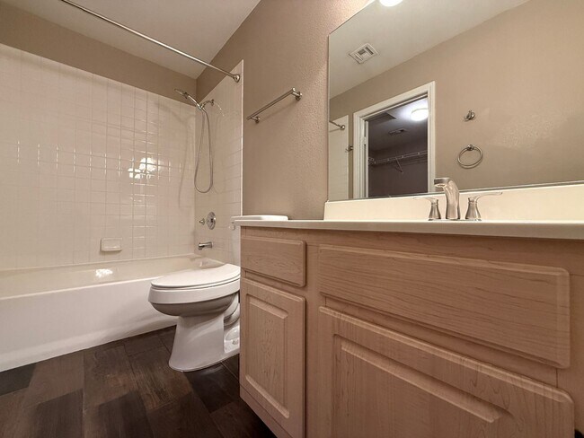 Building Photo - Beautiful 3-bedroom townhome in a desirable gated Green Valley community!