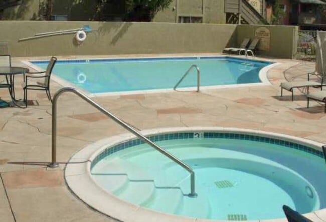 Building Photo - Super Cute and Close to Lake! Ready for Immediate move in!