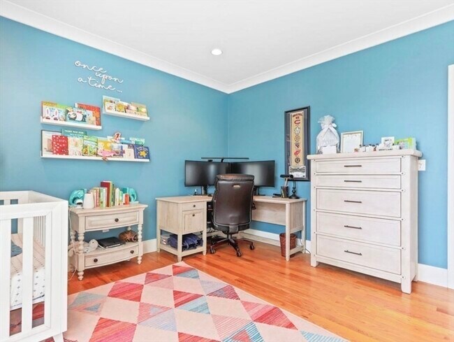 Building Photo - 525 E 7th St