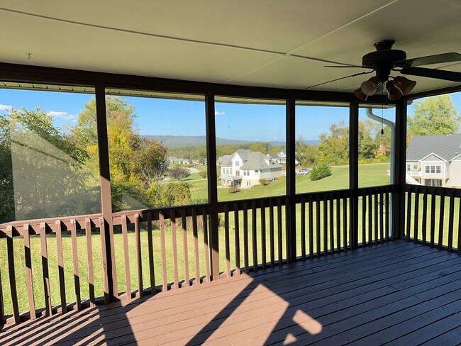 Building Photo - Large home in convent Blacksburg location