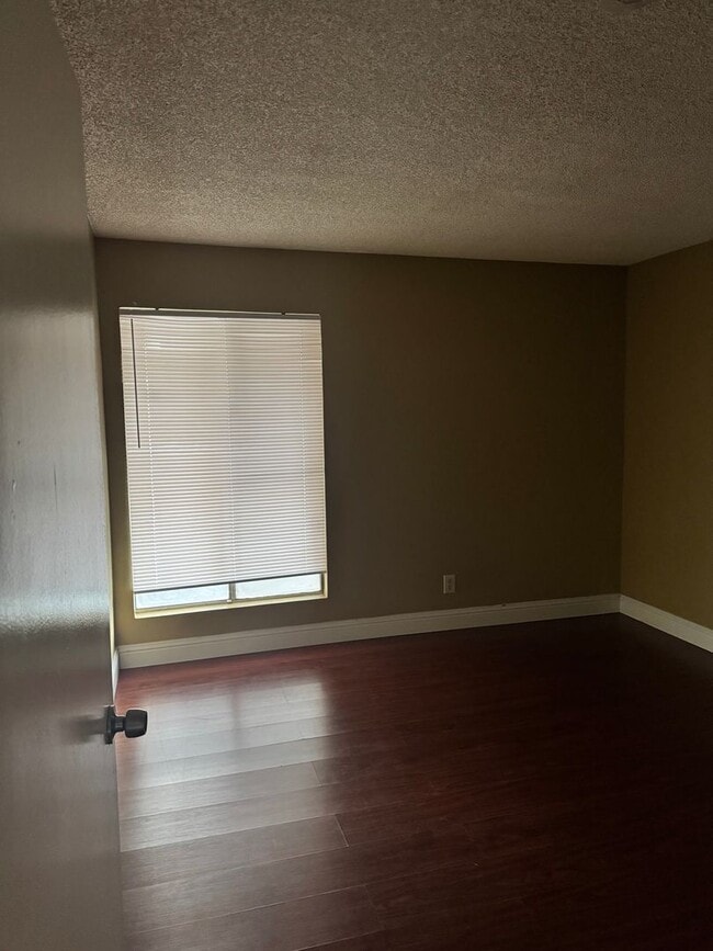 Building Photo - 4814 E Rialto Ave