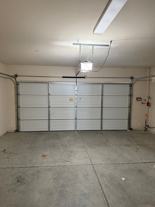 Building Photo - 3-bedroom, 2.5-bathroom townhouse located ...