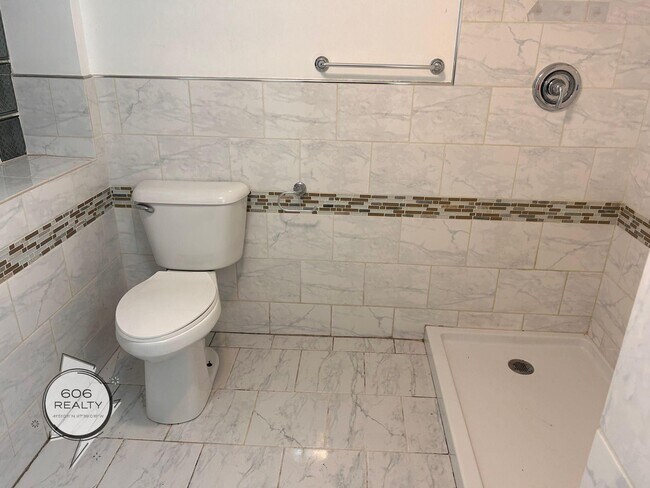 Building Photo - Rehabbed Units in Cicero! SPECIAL OFFER!