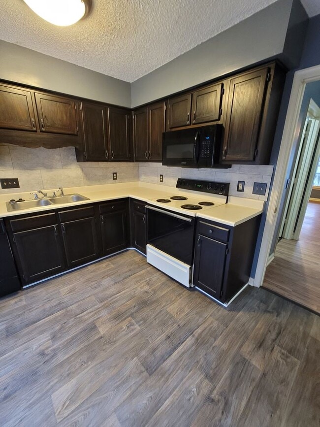 Building Photo - 2 BR 2 bath townhome