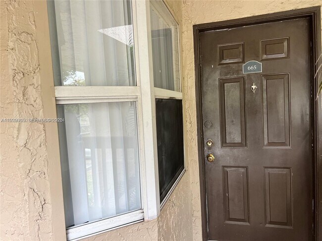 Building Photo - 665 SW 113th Way