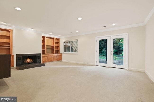 Building Photo - 2057 Golf Course Dr