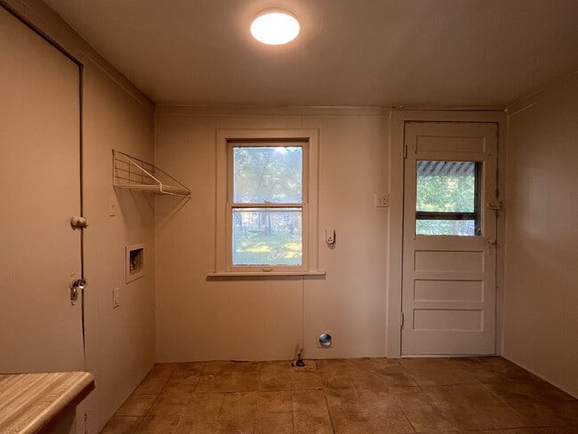 Building Photo - 2 Bedroom 1 Bath for Lease!!