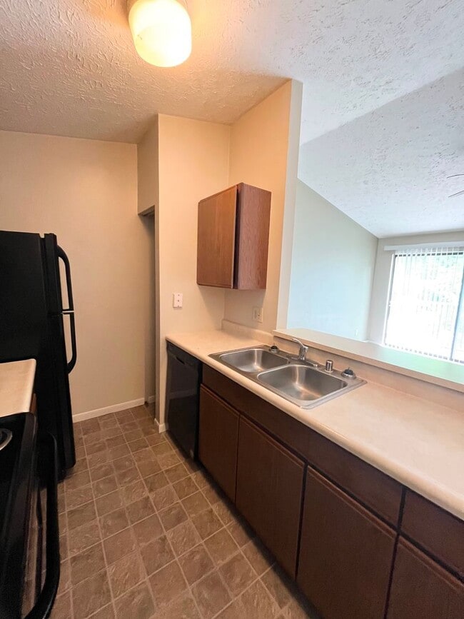 Building Photo - Beautiful 2BR/2BA Condo with Pool, Fitness Center & Private Balcony