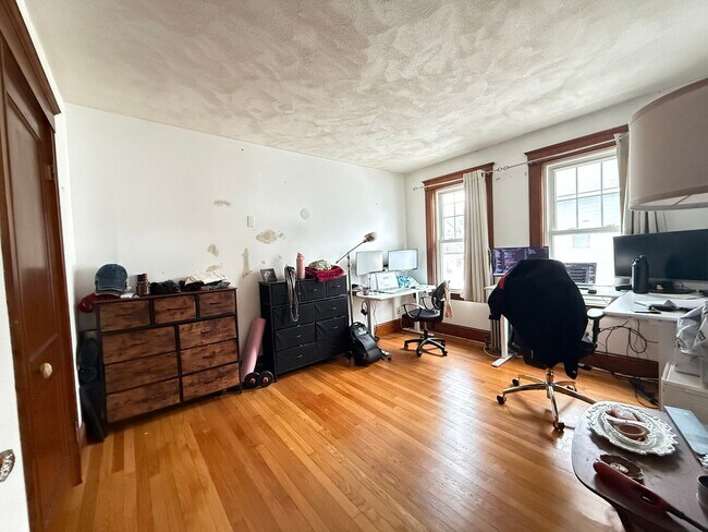 Building Photo - 4bed 1.5 bath in Waltham available on 9/1