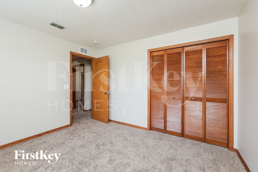 Building Photo - 329 Edgewood Ct