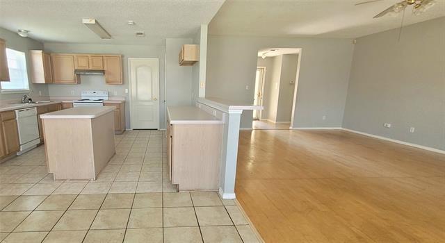 Building Photo - 865 W Lynn Creek Dr