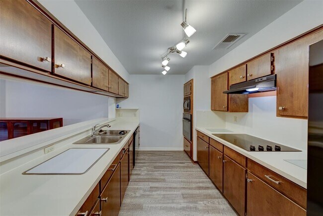 Building Photo - 2452 Country Club Dr