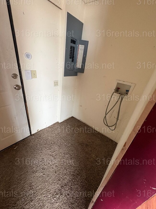 Building Photo - $899 - 2 bed 2 bath - Single Family Home