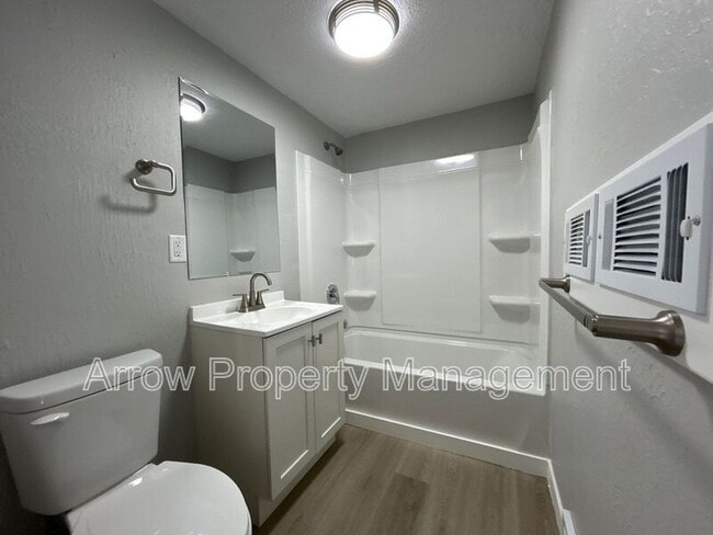 Building Photo - 723 Ella St