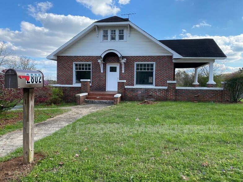 Primary Photo - 2802 Fairview Dr