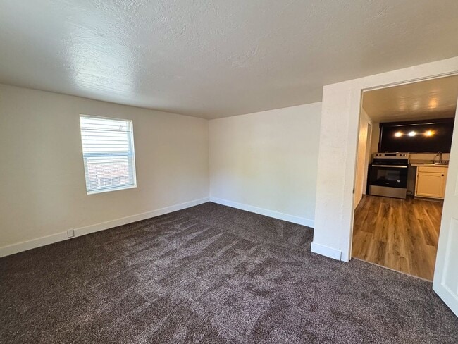 Building Photo - 3 Bedroom, 1 Bathroom S. Eugene Home