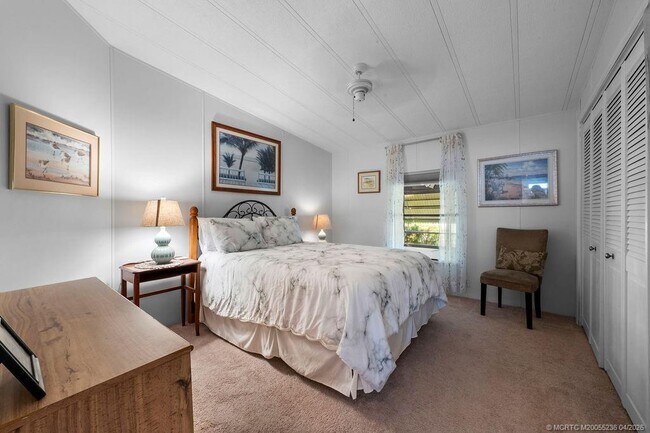 Building Photo - 7894 SE Saratoga Dr